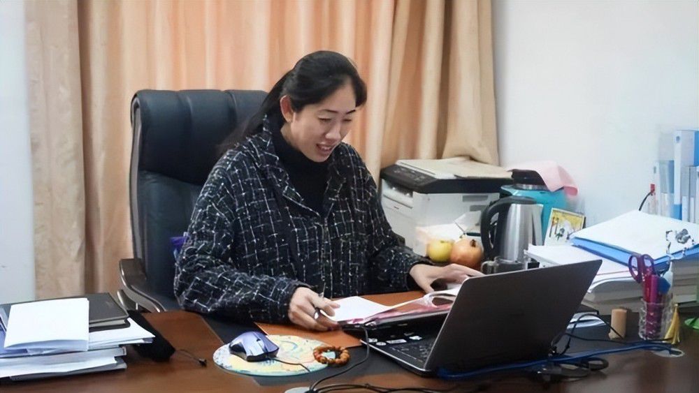 紧接着，他便在众人惊讶的目光中，扑通一声跪在地上，更咽道：叶......叶大师......在下真没想到会是您啊......还请您大人有大量，别跟我这傻狗一般见识......刘宗辉都傻了，脱口道：忠良哥......你......你怎么给这吊丝跪下了？他算个什么玩意儿啊他。